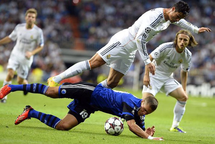 Rúrik leggst yfir boltann með Cristiano Ronaldo á bakinu á dögunum. Króatinn Luka Modric fylgist spenntur með.Nordiphotos/AFP