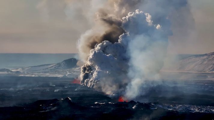 Athygli vekur að dökkur mökkur stígur nú upp um miðbik sprungunnar sem opnaðist í morgun. Þar er líklegt að kvika sé að komast í snertingu við grunnvatn.