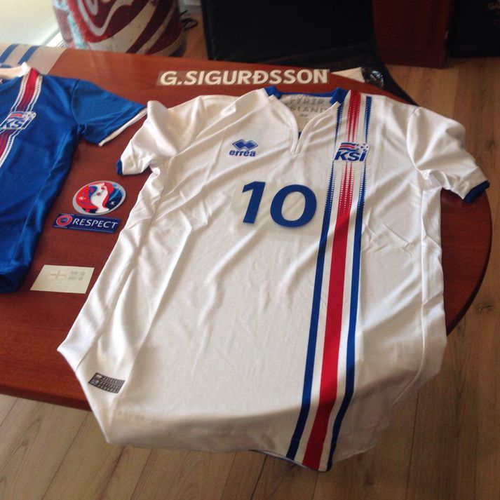 Í þessari treyju mun Gylfi Þór Sigurðsson spila í á morgun.