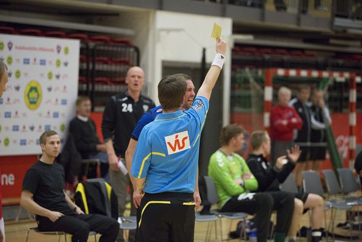 Íslenska handboltahreyfingin er komin með gula spjaldið.