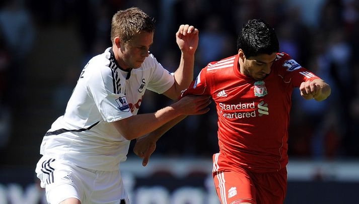 Gylfi Þór Sigurðsson í baráttu við Luis Suarez í lokaumferðinni.