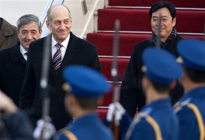 Ehud Olmert við komuna til Kína.