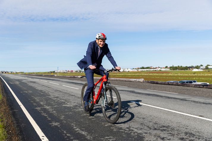 Guðni Th. Jóhannesson, forseti Íslands, hefur verið á ferðalagi um landið undanfarið. Líklega samt ekki á hjóli.