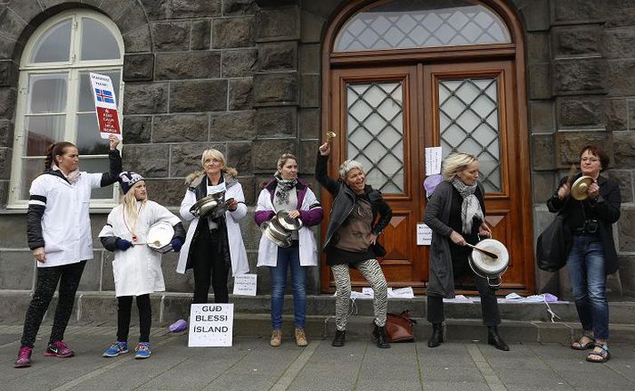 Hjúkrunarfræðingar fjölmenntu á Austurvöll og á þingpalla í gær þegar umræða fór fram um lög á verkfall þeirra og BHM. Þungt hljóð var í fólki, en mikill baráttuandi og samstaða ríkti í hópnum.