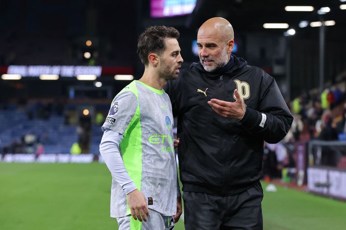 Guardiola ræðir við Bernardo Silva eftir leik