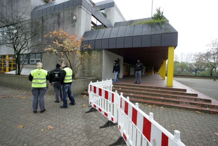 Menntaskóla í Köln var lokað í gær vegna fregna af því að þar hygðst tveir piltar ráðast vopnaðir inn.