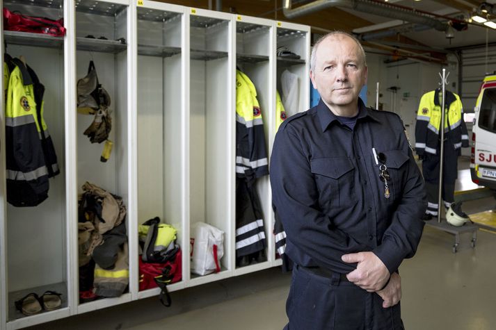 Jón hefur rétt á að hætta reykköfun og sjúkraflutningum vegna aldurs en gerir það ekki vegna manneklu.