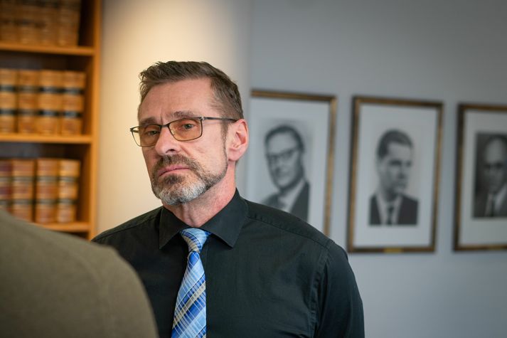 Helgi hefur ekkert heyrt frá yfirmanni sínum, ríkissaksóknara, eftir að tölvupóstur barst honum um að starfsframlags hans væri ekki óskað tímabundið.