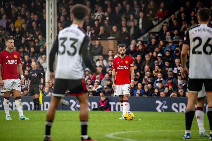 Bruno Fernandes virtist reyna ýmislegt til að fiska aukaspyrnu í leik Manchester United og Fulham um liðna helgi.