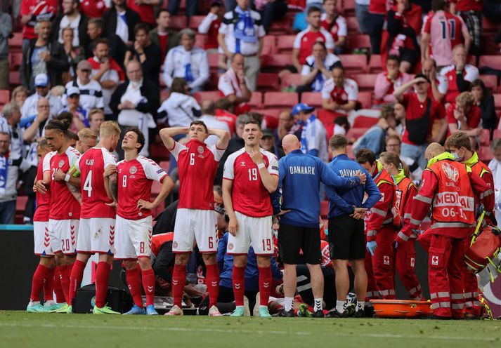 Það tóku við taugatrekkjandi mínútur hjá öllum þeim sem sáu Christian Eriksen hníga niður á EM í sumar, ekki síst liðsfélögum hans sem mynduðu hring um hann á vellinum.