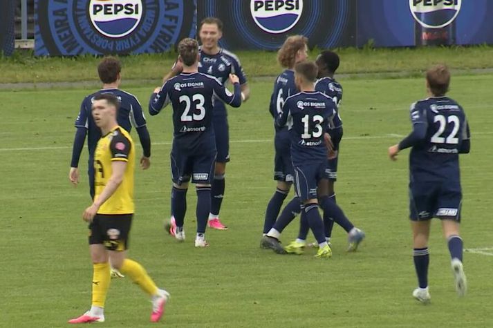 Keflvíkingar fagna einu af fimm mörkum sínum í sigrinum á Skagamönnum í gær.