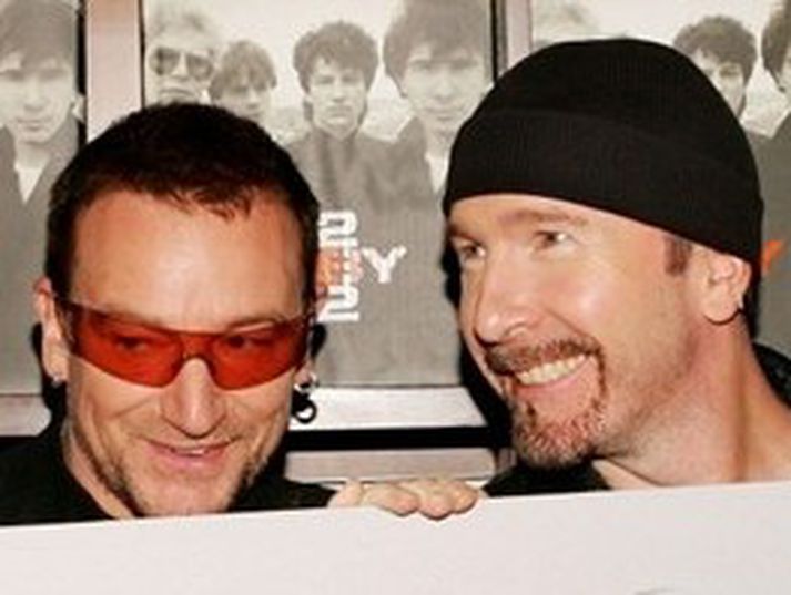 Bono og Edge á góðri stundu við útgáfu bókar sinnar „U2 By U2 “í New York í september.