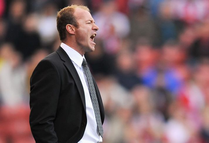 Shearer á hliðarlínunni í gær.