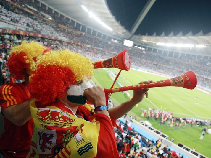 Spánverjar blása í Vuvuzela-lúðra á HM.