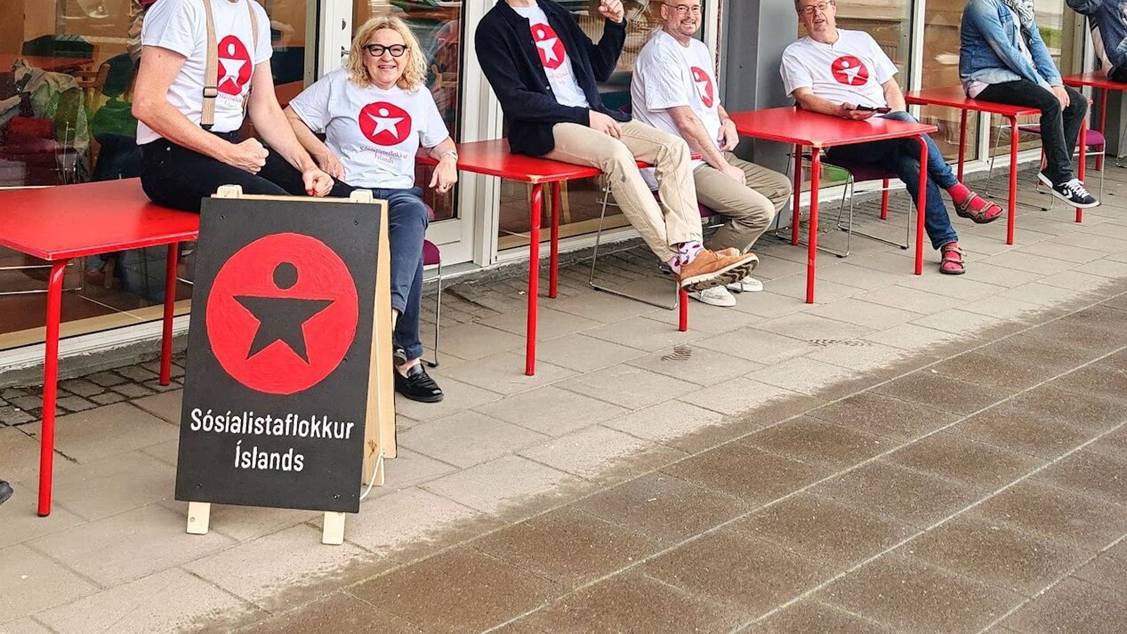 Sósíal­istar sendu nær allar tekjur í fé­lög tengdum fyrri stjórn