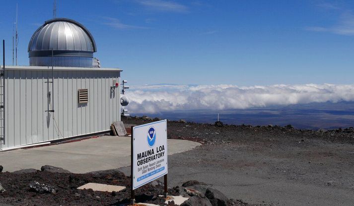 Mauna Loa-veðurathuganastöð NOAA á tindi hæsta fjalls Havaí. Þar hefur styrkur koltvísýrings verið mældur frá því á 6. áratug síðustu aldar. Hann hefur aldrei mælst hærri en nú.