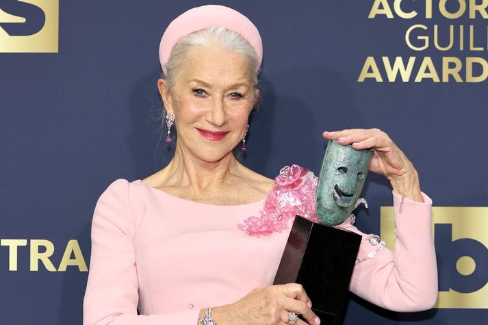 Helen Mirren var glæsileg í bleikum blómakjól á hátíðinni í gær.