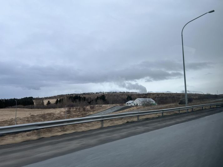 Gufustrókurinn sést vel frá Vesturlandsvegi. 