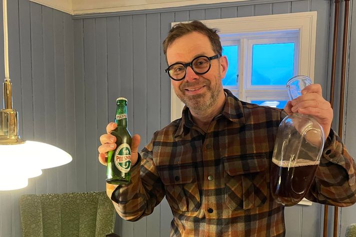 Tómas hér með Pilsner-flösku og þvagflösku af Landspítalanum, sem hann segir afbragðsgott neyslustýringartól.