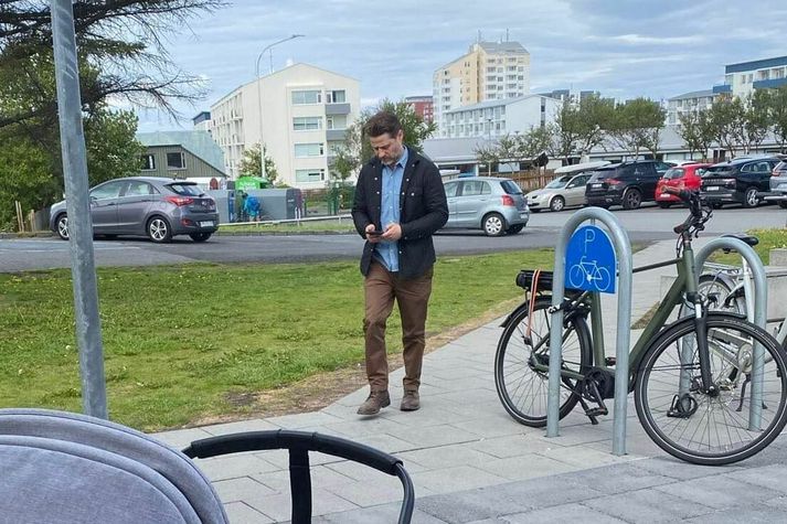 Ben McKenzie við Vesturbæjarlaugina í dag.