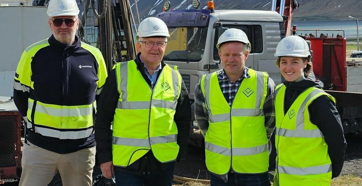 Elías Jónatansson, orkubússtjóri á Vestfjörðum og aðrir starfsmenn.