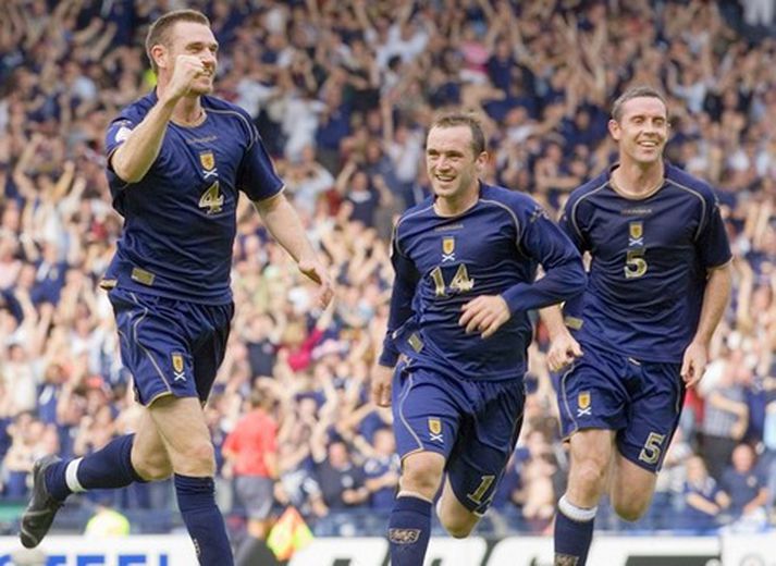 Stephen McManus fagnar marki í leik með skoska landsliðinu.