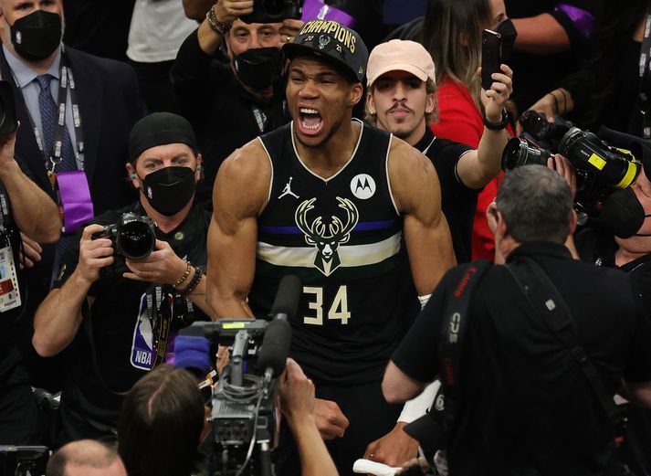 Giannis Antetokounmpo var sæll en svangur daginn eftir að hafa orðið NBA-meistari.