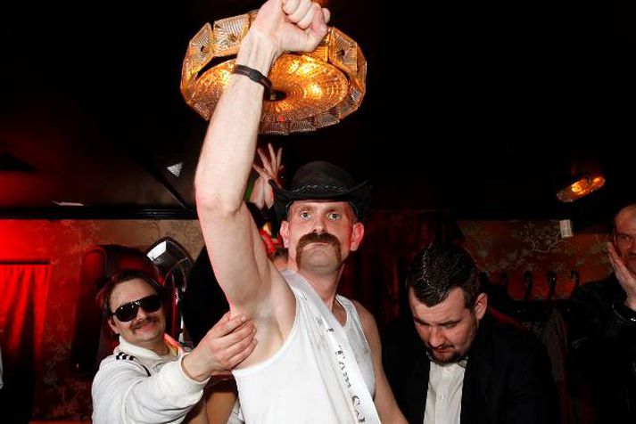 Hin árlega Tom Selleck-keppni fór fram á skemmtistaðnum Boston í gær. Allur ágóði af keppninni rennur til Krabbameinsfélagsins.