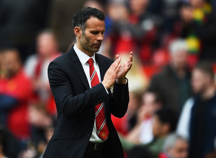 Ryan Giggs stýrir United gegn Hull á heimavelli í kvöld.