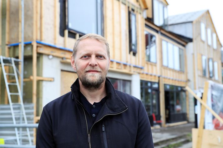 Ásgeir Örn Hlöðversson er eigandi fyrirtækisins Jakobssynir ehf. sem fer með eignarhaldið á Hólmgarði 34, sögufrægu húsi í rótgrónu hverfi. Eftir margra ára niðurníðslu er loksins að færast líf í húsið.