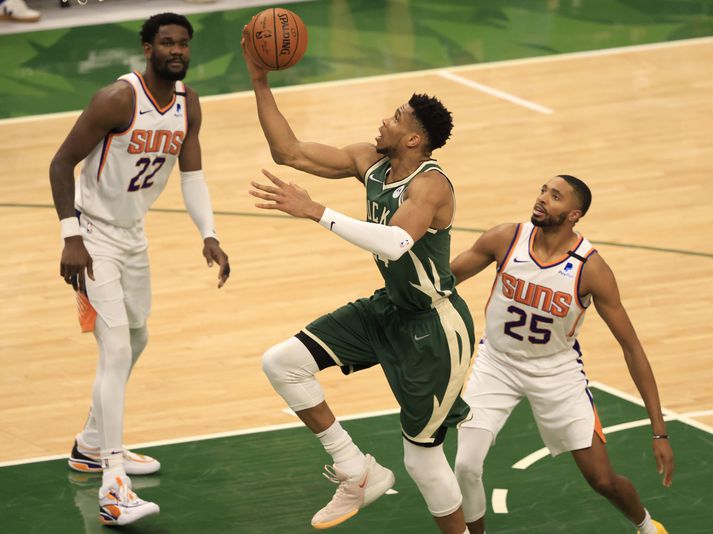 Giannis Antetokounmpo hefur skorað samtals 83 stig í síðustu tveimur leikjum í úrslitum NBA-deildarinnar.