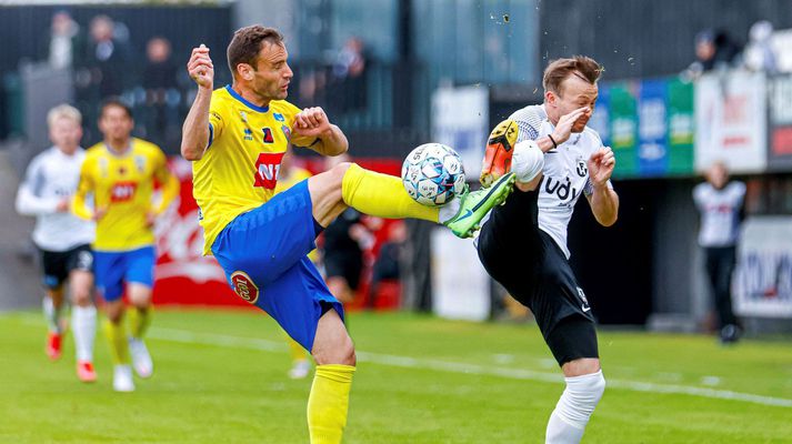 Dusan Brkovic klæðist hér gulri treyju en mun spila hvítklæddur á næsta tímabili. 