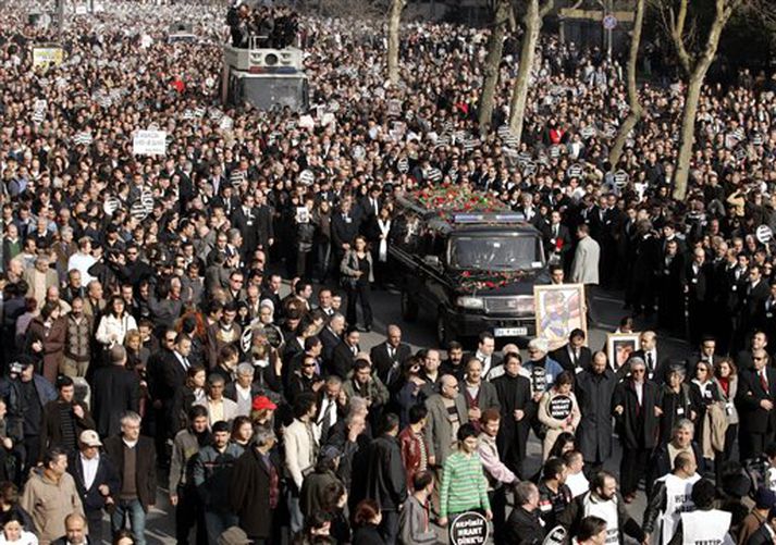 Þúsundir manna söfnuðust saman á götum Istanbúl í dag til að votta Hrant Dink virðingu sína.