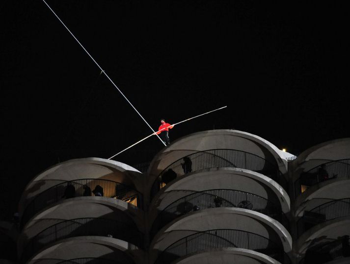 Göngur Wallenda voru sýndar í sjónvarpi, þó með 10 sekúndna seinkun ef ske kynni að hann myndi detta.
