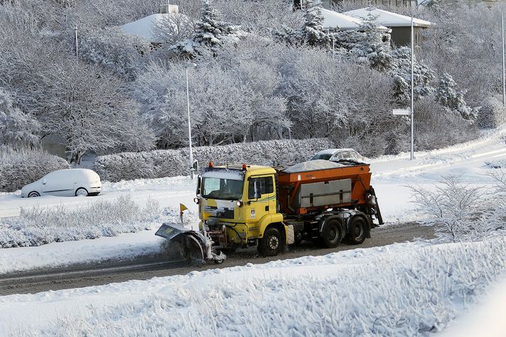 Alls eru um 30 tæki á götum Reykjavíkur að vinna að snjómokstri.