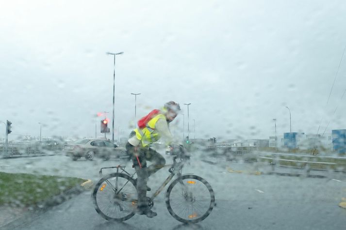 Þeim sem nota reiðhjól sem samgöngutæki hefur fjölgað síðustu ár. Gæta þarf fyllsta öryggis þar sem akandi og hjólandi deila götum og vegum landsins. 