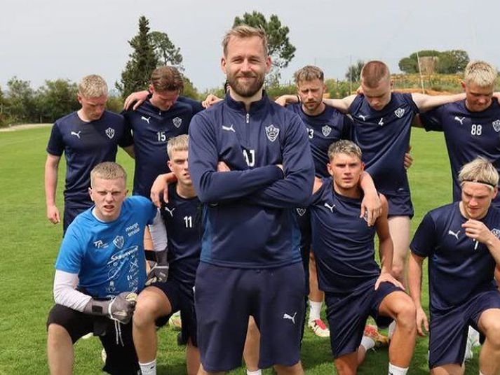 Andri Júlíusson er óvænt hættur sem þjálfari hjá ÍA og Kára á Akranesi.