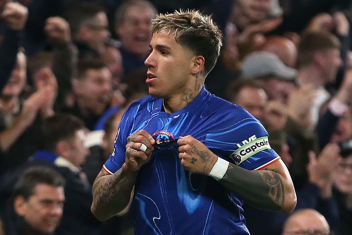 Enzo Fernandez fagnar hér sigurmarki sínu fyrir Chelsea í kvöld.