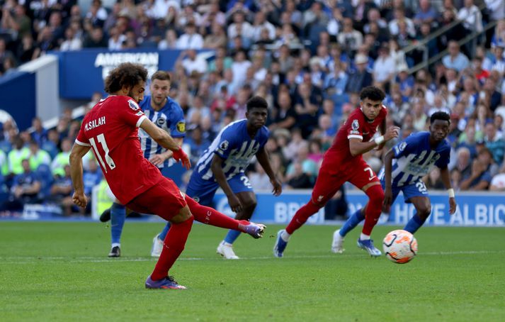 Mohamed Salah skorar annað mark Liverpool gegn Brighton úr vítaspyrnu.