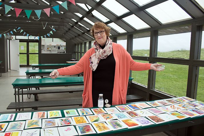 María endaði á að fara með allar myndirnar út í Viðey og setja síðustu dropana af friðarvatninu í punktinn.