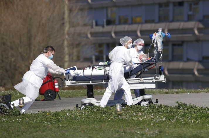 Sjúklingur með kórónuveiruna er fluttur af Mulhouse spítalanum í austurhluta Frakklands.