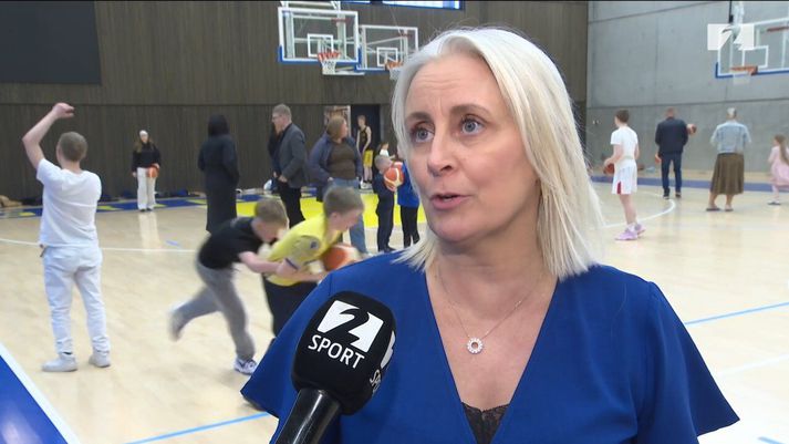 Klara Bjarnadóttir, formaður UMFG, á hátíðinni í Grindavík í gær þar sem ungir sem aldnir nutu þess í botn að geta leikið sér að nýju í íþróttum í bænum.