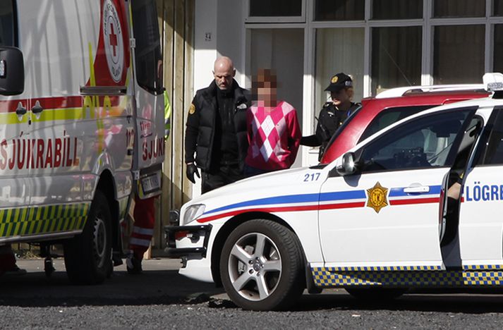 Tveir einstaklingar voru handteknir og ein kona flutt á spítala.