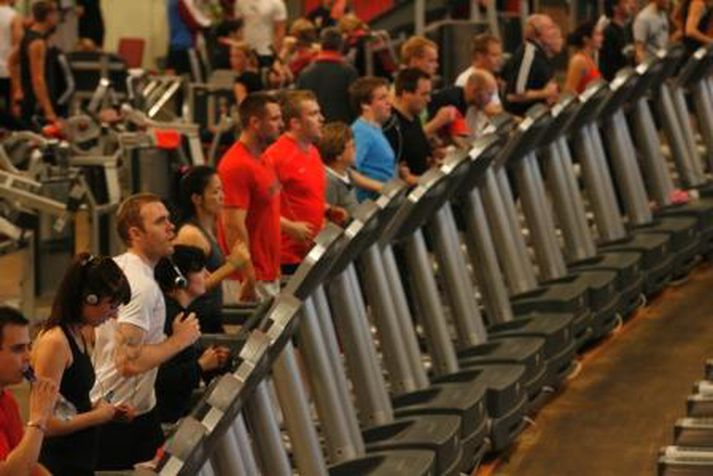 Konan braut á sér hnéskelina eftir að henni fipaðist á hlaupabrettinu. Mynd tengist ekki fréttinni.