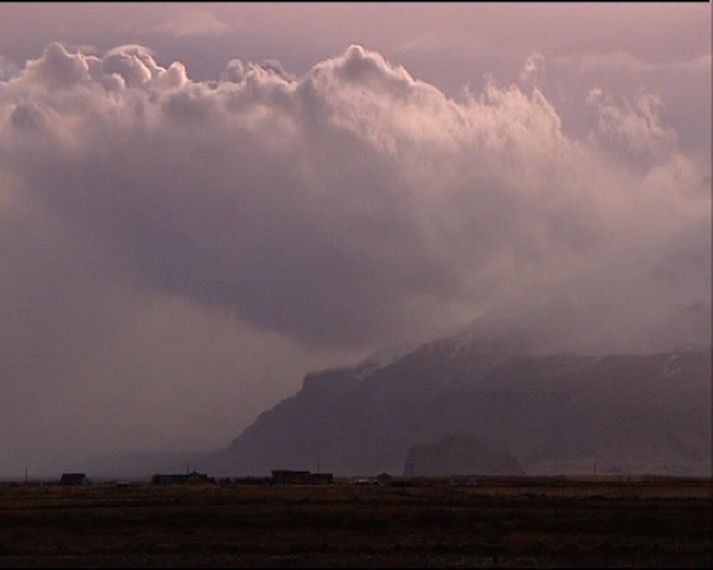 Þykkan gosmökk lagði frá gosstöðvunum í morgun. Mynd/ Baldur Hrafnkell.