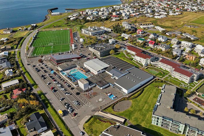 Árásirnar voru framdar utandyra við íþróttahús á Seltjarnarnesi.