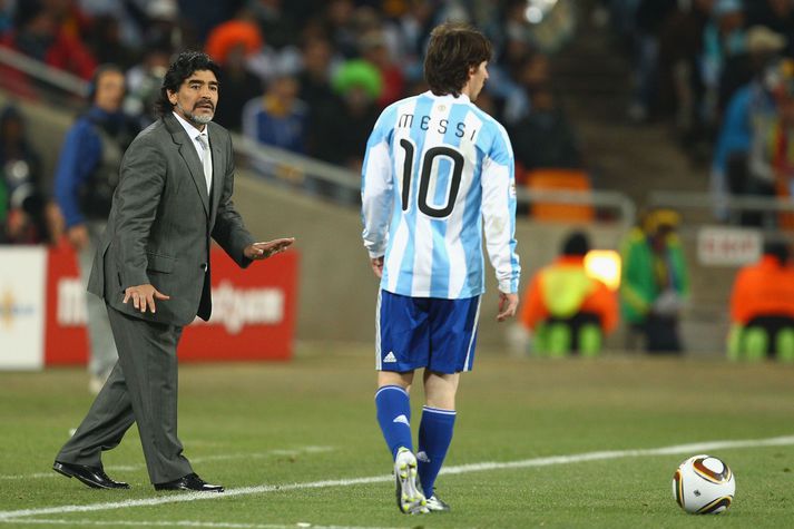 Maradona á hliðarlínunni að ræða við Messi á HM 2010 í Suður-Afríku.