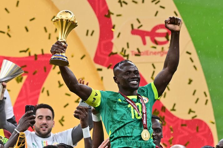Senegalinn Sadio Mane með bikarinn sem senegalska landsliðið vann en missti svo vegna kæru Marokkóbúa.