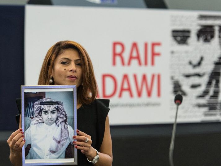 Raif Badawi var dæmdur fyrir tölvuglæpi og að hafa smánað Íslam og átti að fá 1.000 svipuhögg fyrir glæpina.