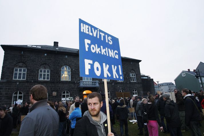 Frá mótmælum á Austurvelli í nóvember 2008. Skilaboðin á skilti mótmælandans súmmeruðu upp að mati margra hvernig landsmönnum leið á fyrstu vikunum og mánuðunum eftir hrunið í október.